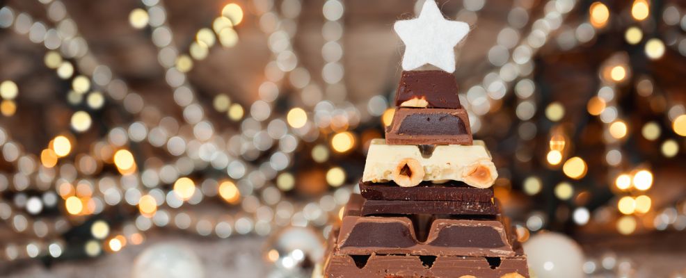 albero-natale-fatto-con-tavolette-cioccolato-986x400