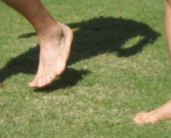 omeopatia-salute-camminare-piedi-nudi-parco-nuova-moda