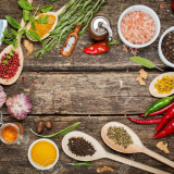 44245395-Varie-spezie-ed-erbe-con-copyspace-pepe-rosa-sale-dell-Himalaya-aglio-e-olio-d-oliva-Archivio-Fotografico