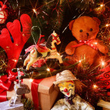 retro-giocattoli-e-regali-sotto-un-albero-di-natale-64032161